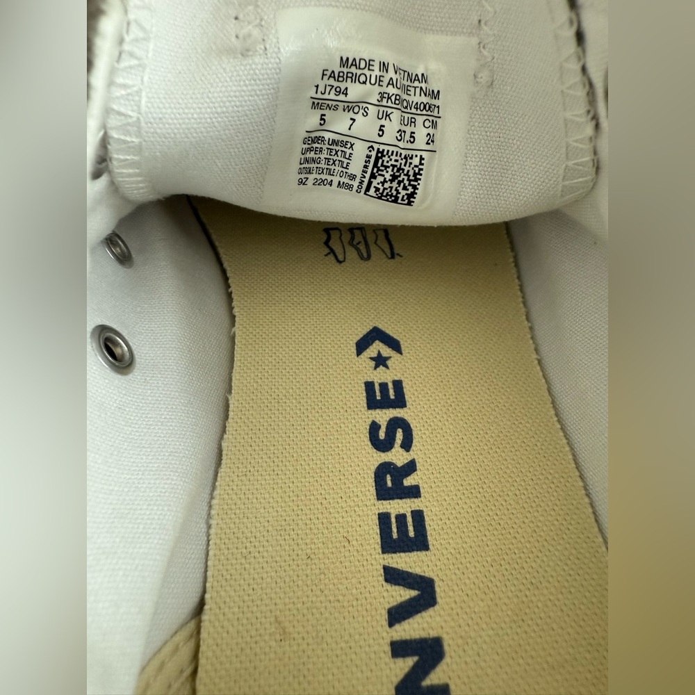 Classic Converse Size 7 Women - Picture 5 of 6